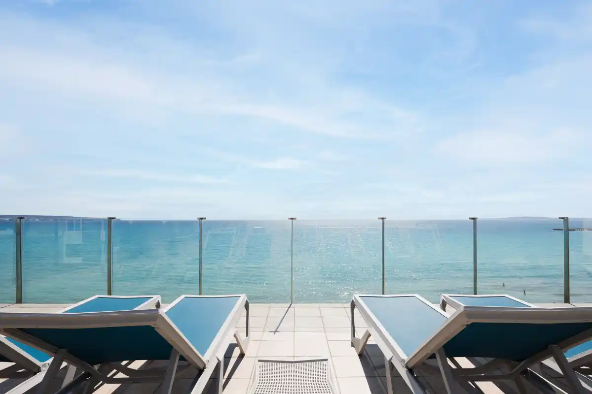 Sun loungers facing the sea Hotel Eden Palma Playa
