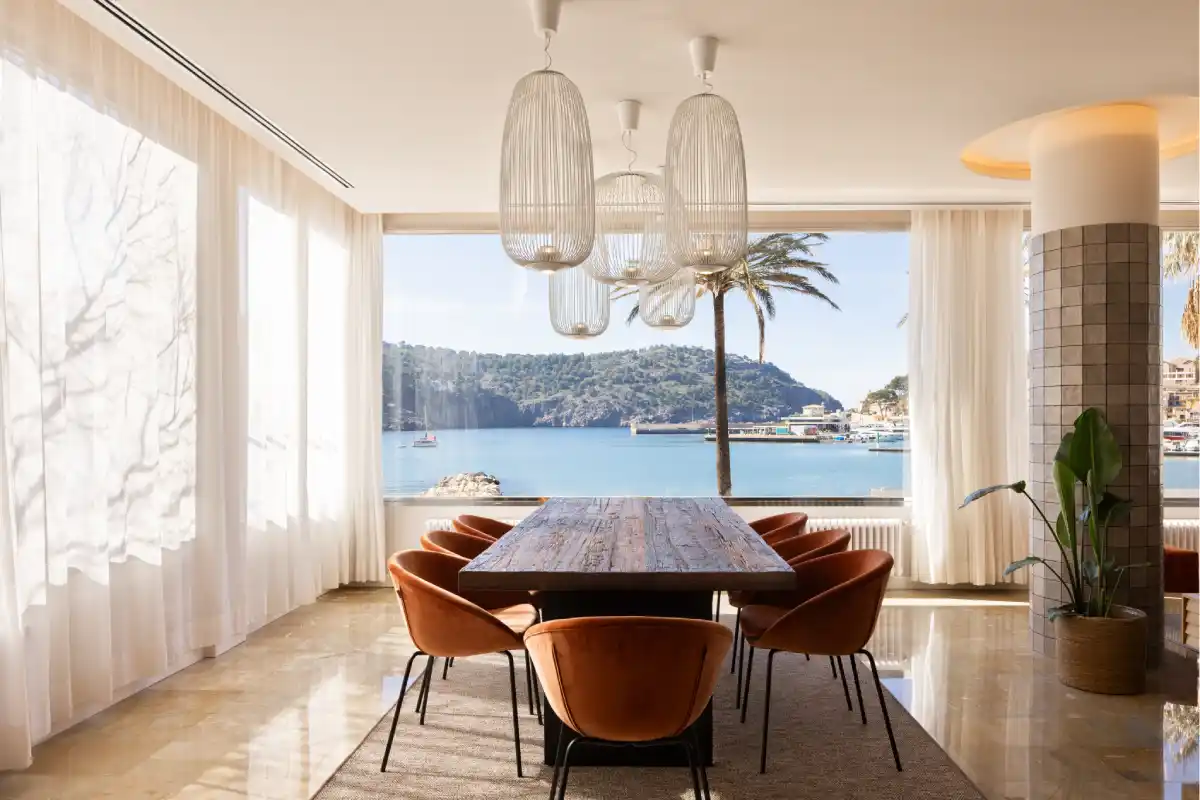 Table in the lounge at Hotel Eden Sóller