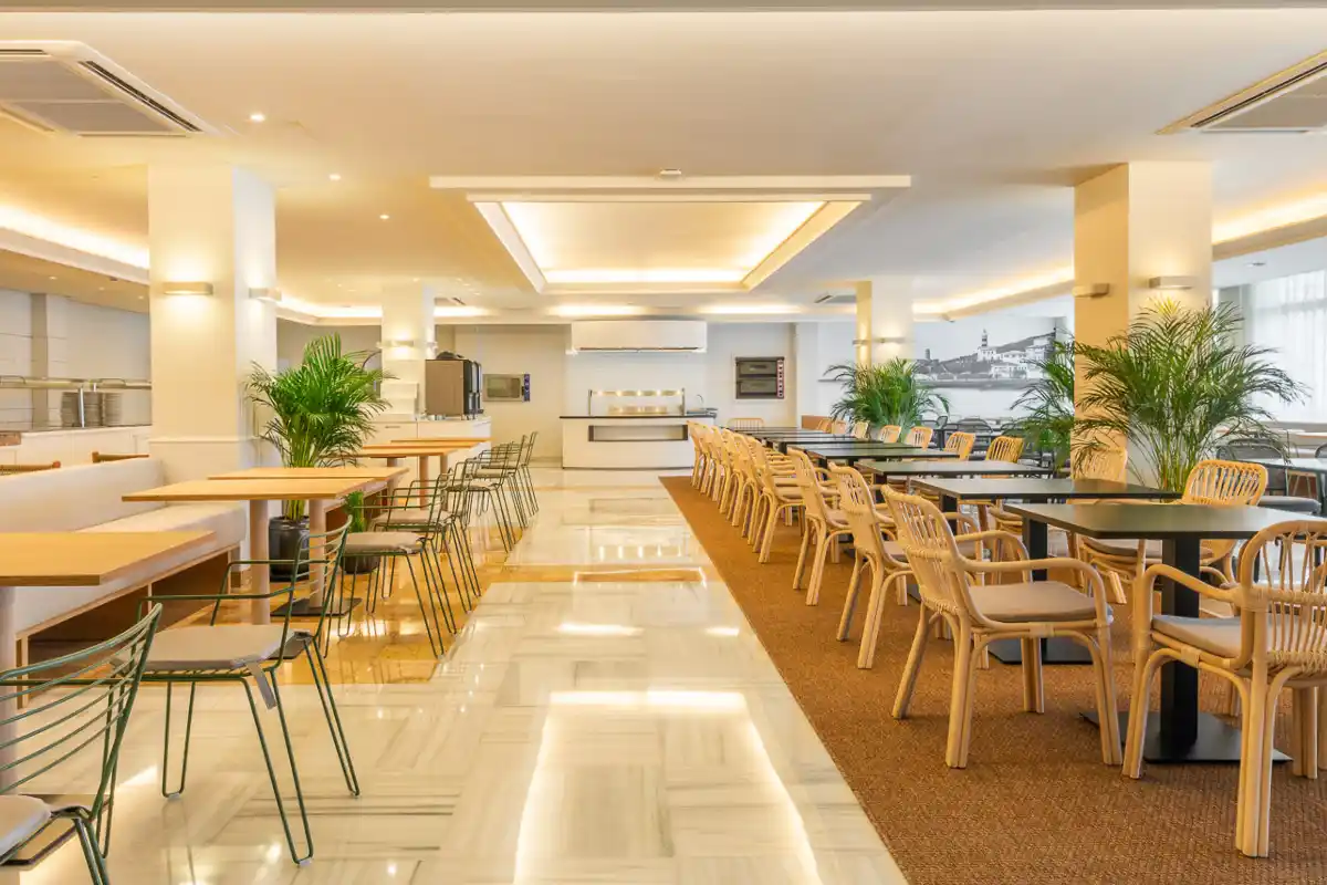 Restaurant tables at Hotel Eden Nord Sóller