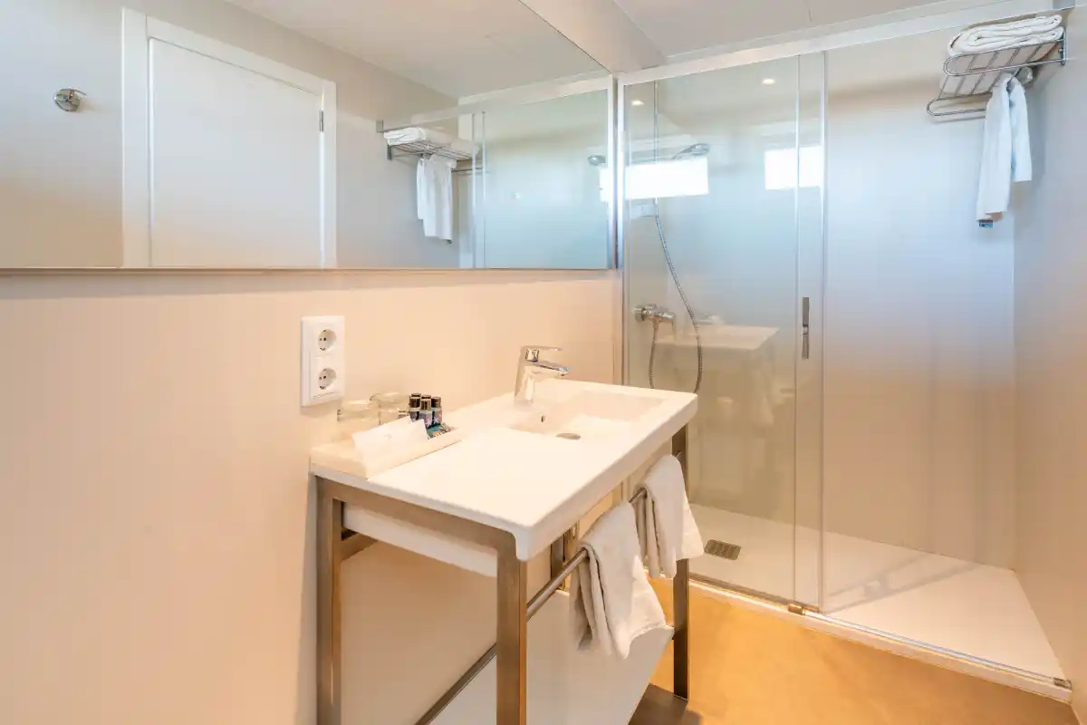 Shower in the double room at Hotel Eden Sóller