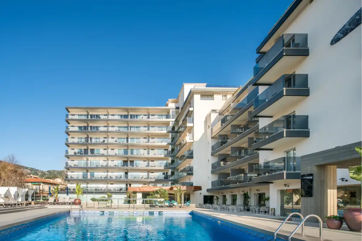 Front view of the pool at Hotel Eden Sóller
