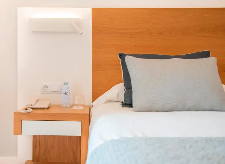 mesita habitacion eden hotels
